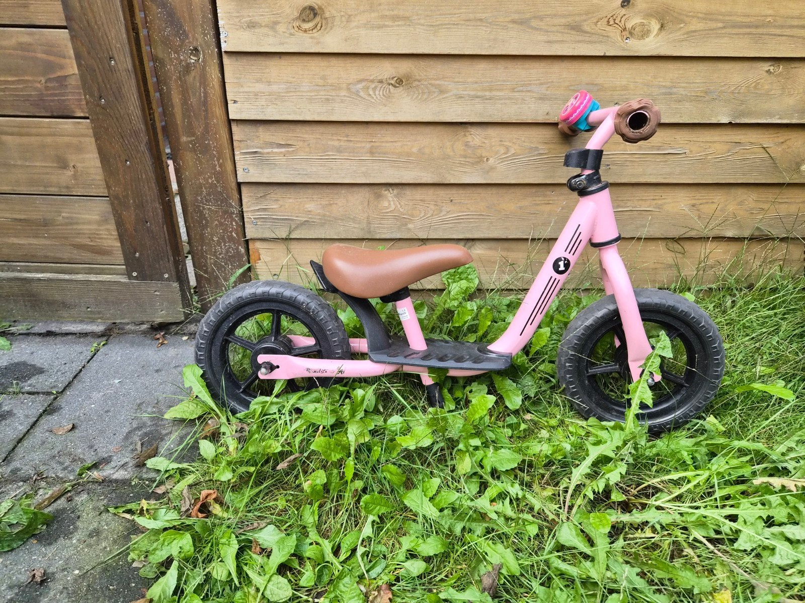 Roze loopfiets voor de allerkleinsten