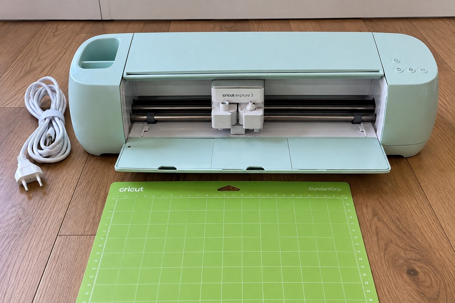 Cricut Explore 3 snijmachine met snijmat, Hobby en Vrije tijd, Verzenden, Overige thema's, Meerkleurig, Zo goed als nieuw