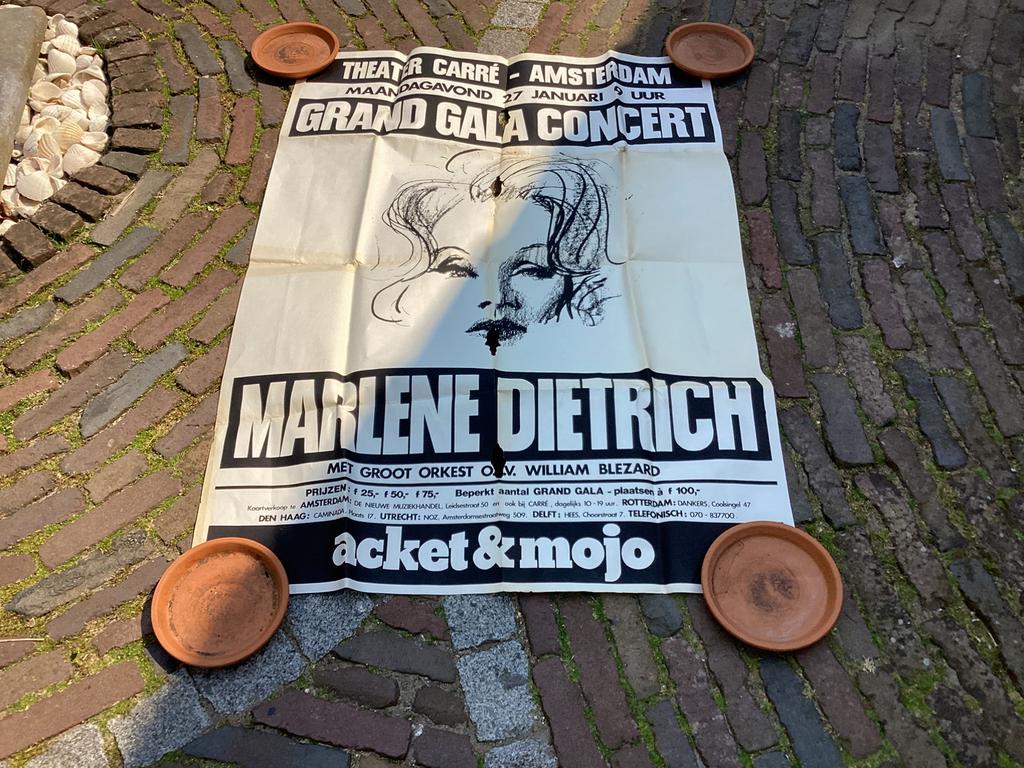 GROTE POSTER  van MARLENE  DIETRICH te AMSTERDAM + FOTO ., Cd's en Dvd's, Vinyl Singles, Ophalen of Verzenden, Zo goed als nieuw