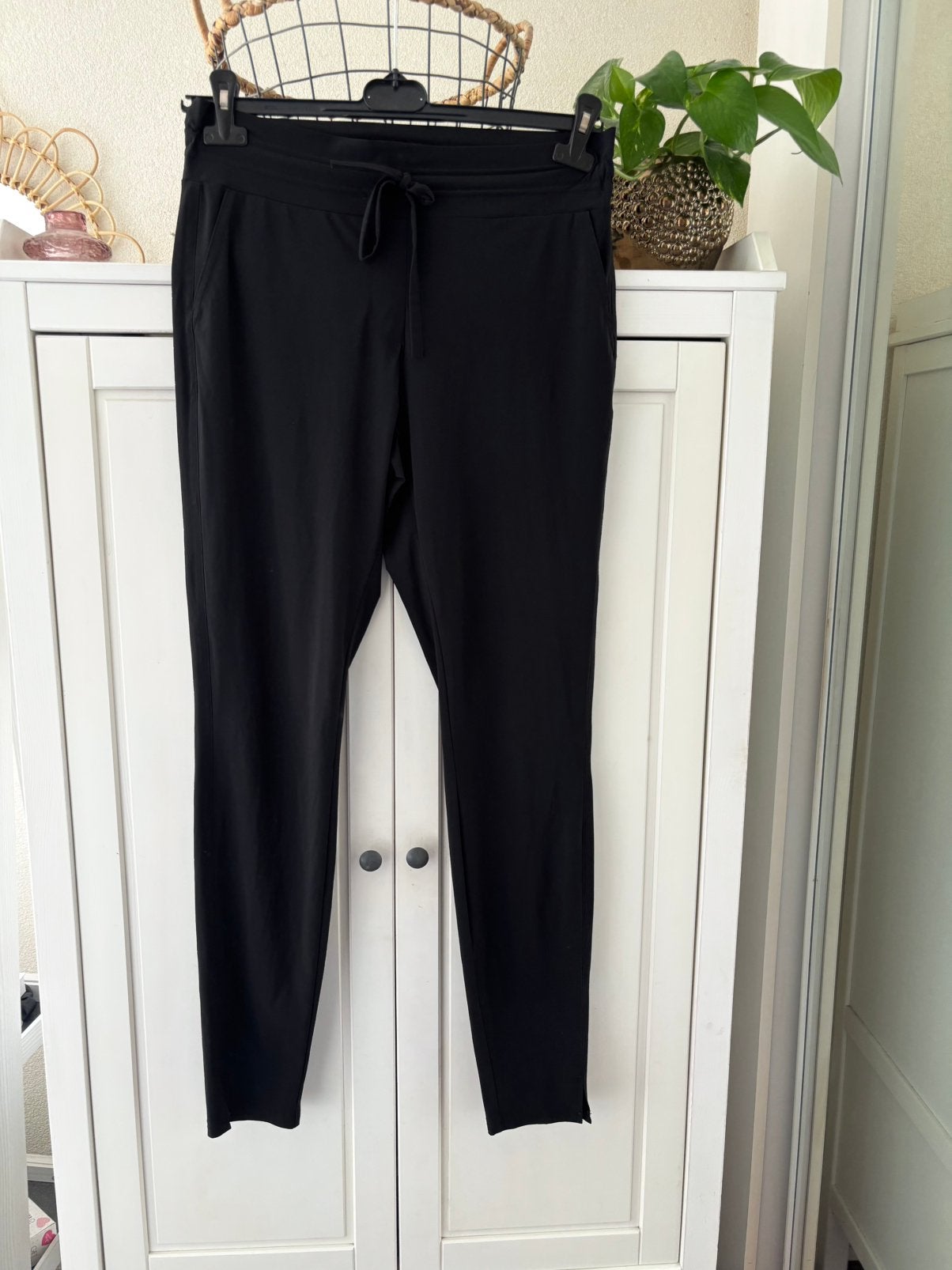 Studio Anneloes zwarte travelstof broek maat M, Maat 38/40 (M), Zwart, Ophalen of Verzenden, Zo goed als nieuw