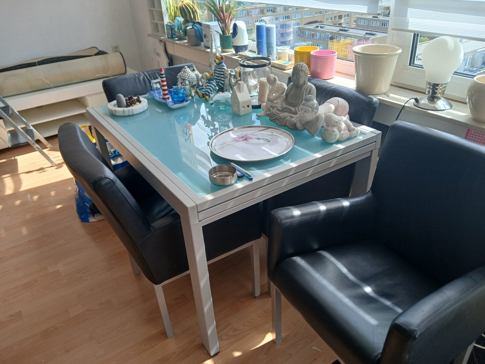 Uitschuifbare glazen eethoek met 4 stoelen, Huis en Inrichting, Ophalen, Zo goed als nieuw, Rechthoekig, 50 tot 100 cm