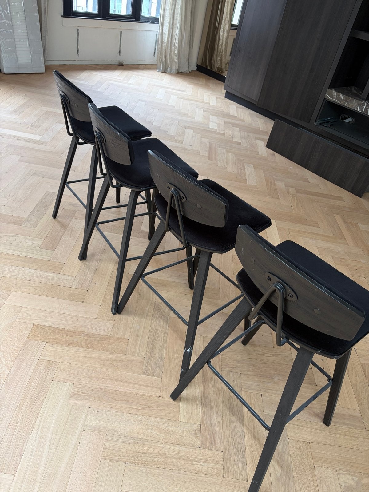 Zwarte fluwelen barkrukken met houten poten, Ophalen, Gebruikt, 90 cm of meer, 4 krukken