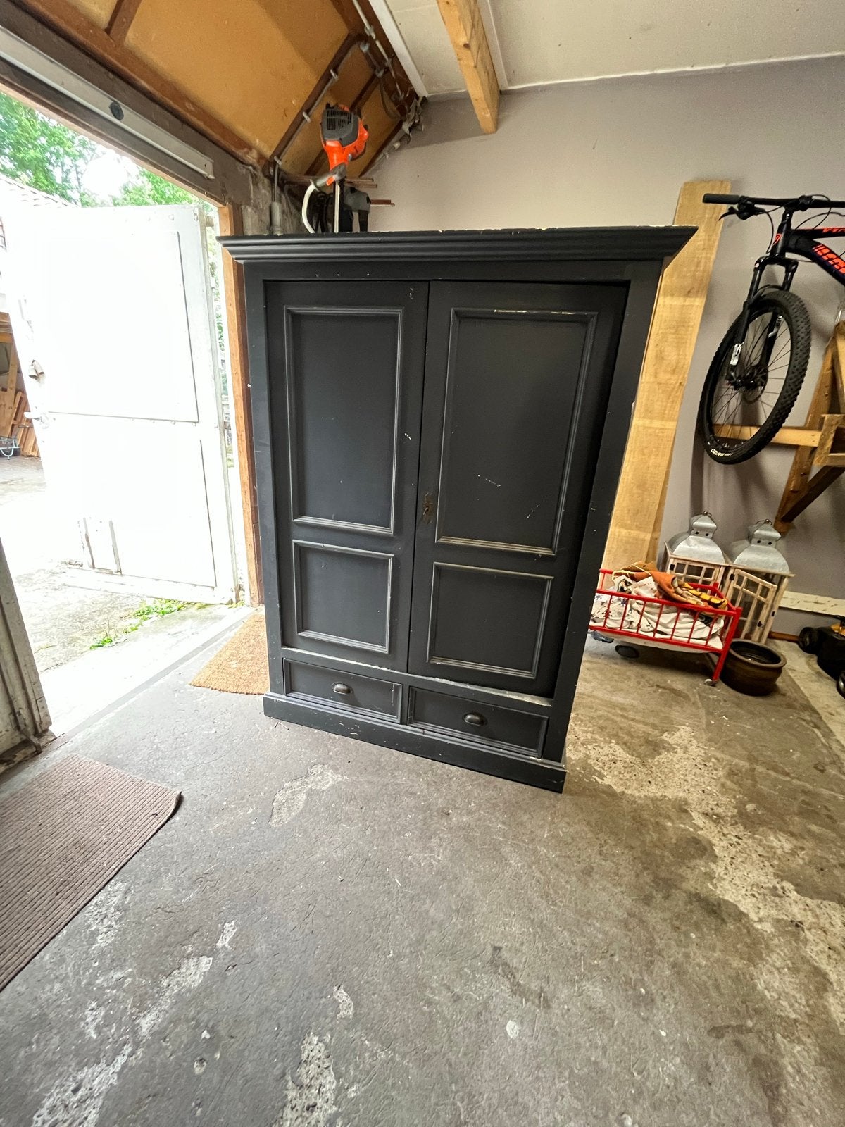 Vintage Zwarte Kast met Laden - Perfect voor Opslag, Ophalen