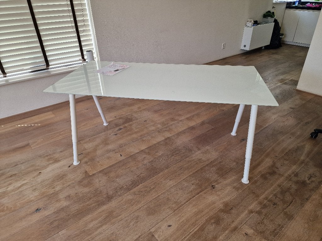 Bureau WIT MELKGLAS gratis af te halen, Huis en Inrichting, Bureaus, Ophalen, 160 cm, Gebruikt, In hoogte verstelbaar
