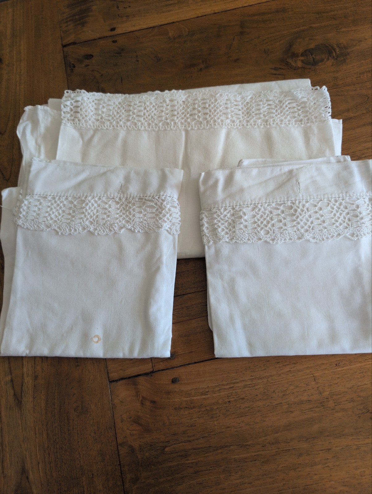 Vintage wit beddengoed met gehaakte rand, Ophalen