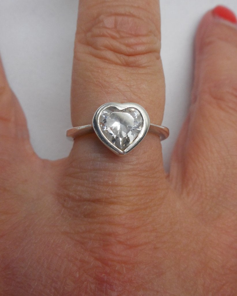 Zilveren ring met mooie steen (hart) merk Nona nr.238