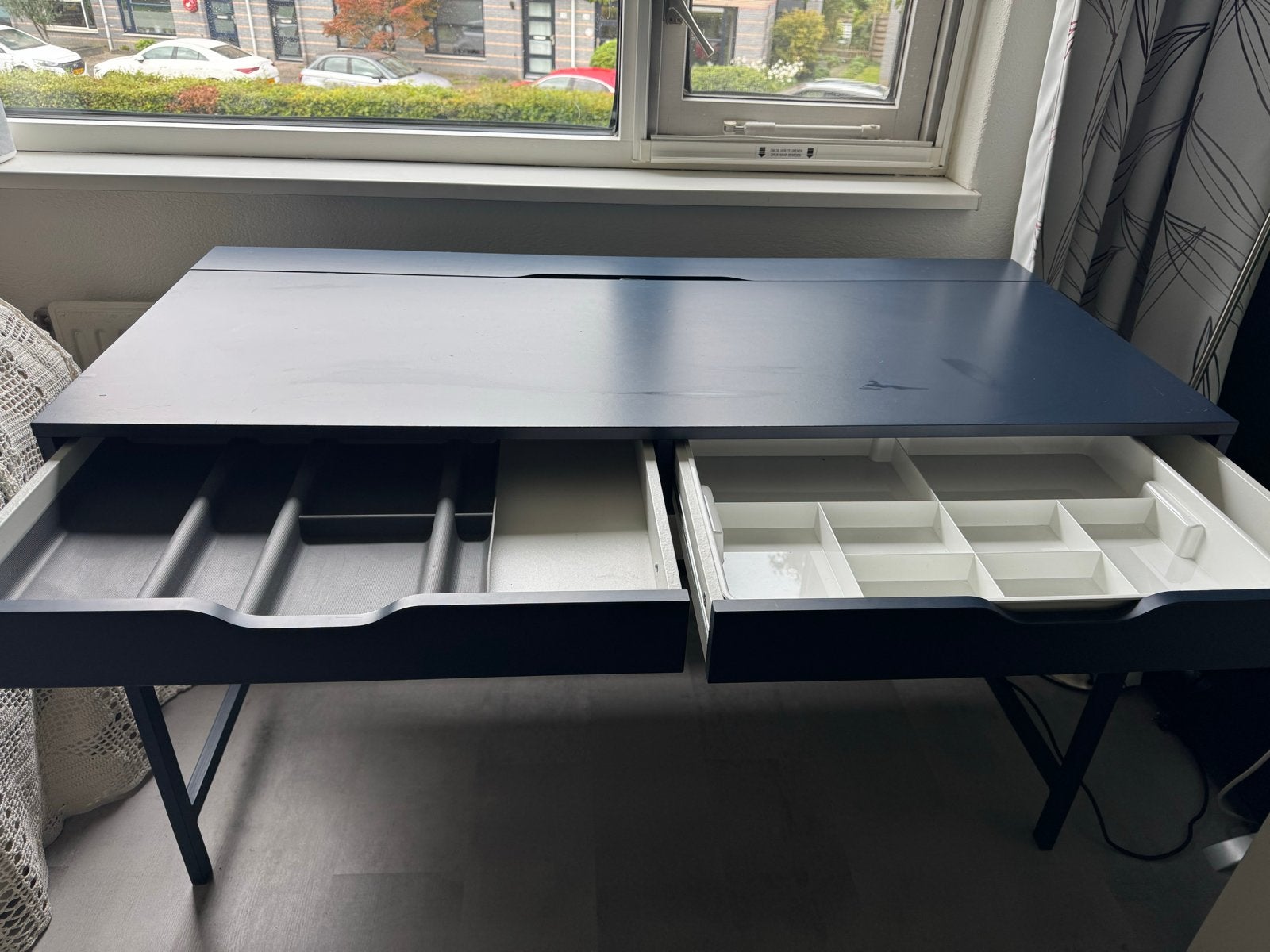 Foto 3 van Donkerblauw Ikea bureau met lades en kabelgoot