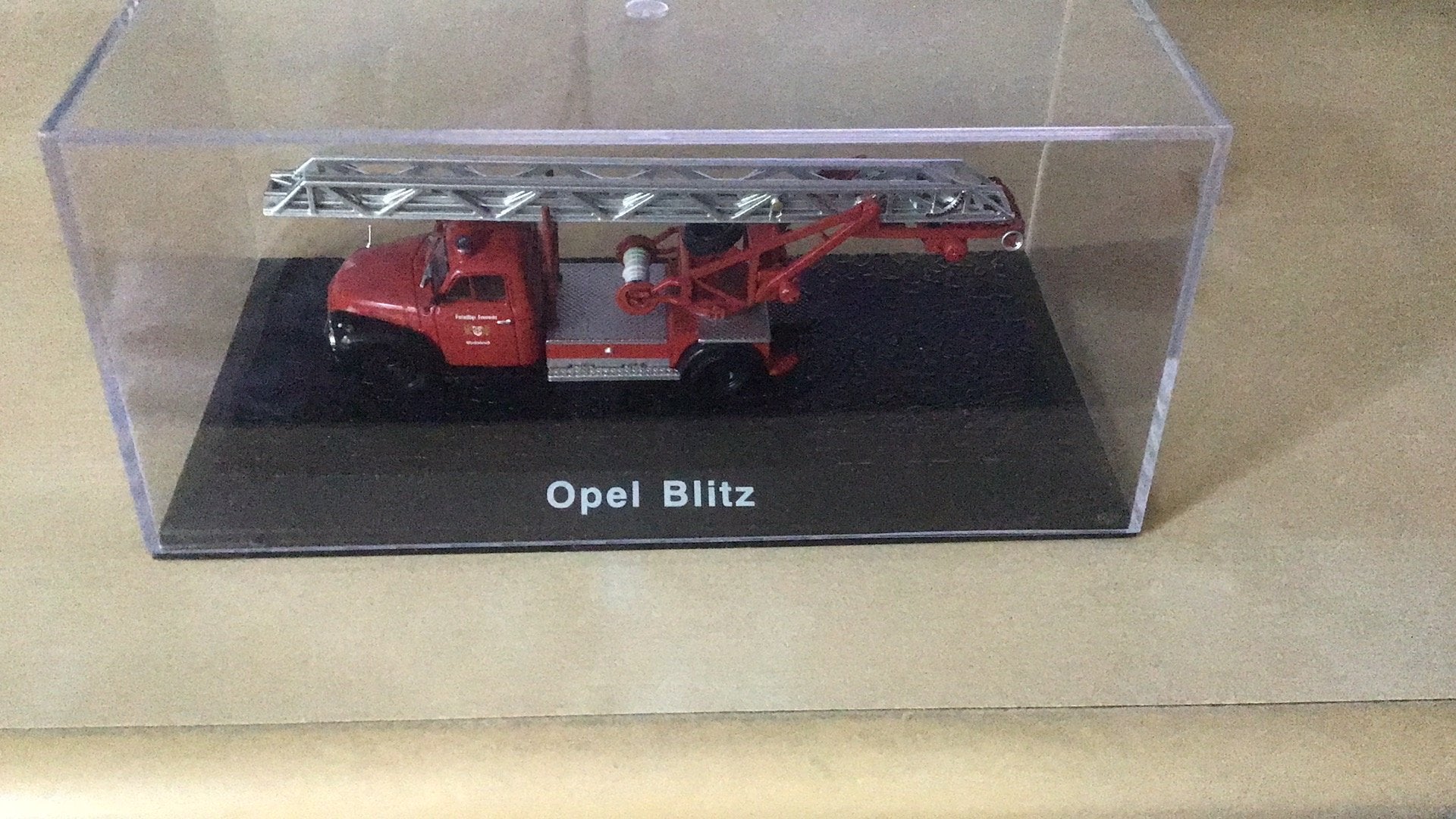 OPEL BLITZ “ BOLNEUS “ IXO KWALITEIT + VITRINE VEEL DETAILS, Ophalen of Verzenden, Zo goed als nieuw, Auto, Overige merken