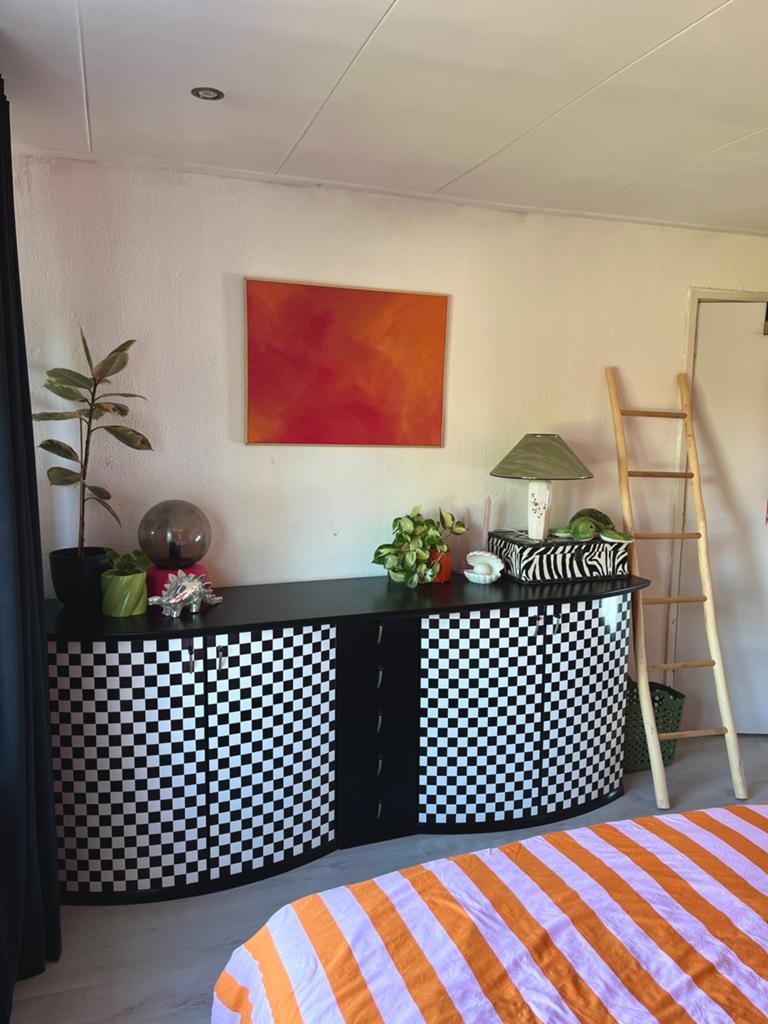 Zwart wit geblokte dressior met vakken en laatjes, Huis en Inrichting, Ophalen, 250 tot 300 cm, Gebruikt, Met deur(en)