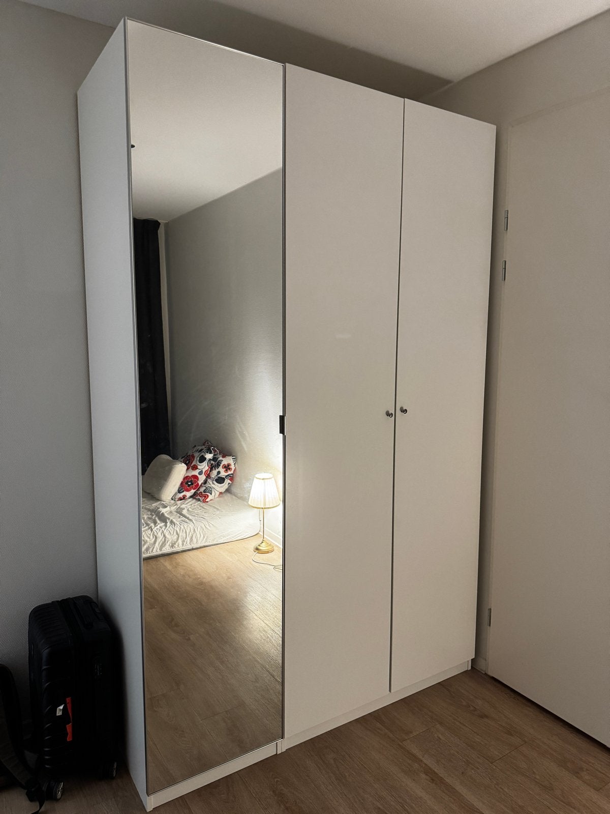 Witte kledingkast met spiegeldeur, Ophalen, 100 tot 150 cm, 200 cm of meer, Zo goed als nieuw