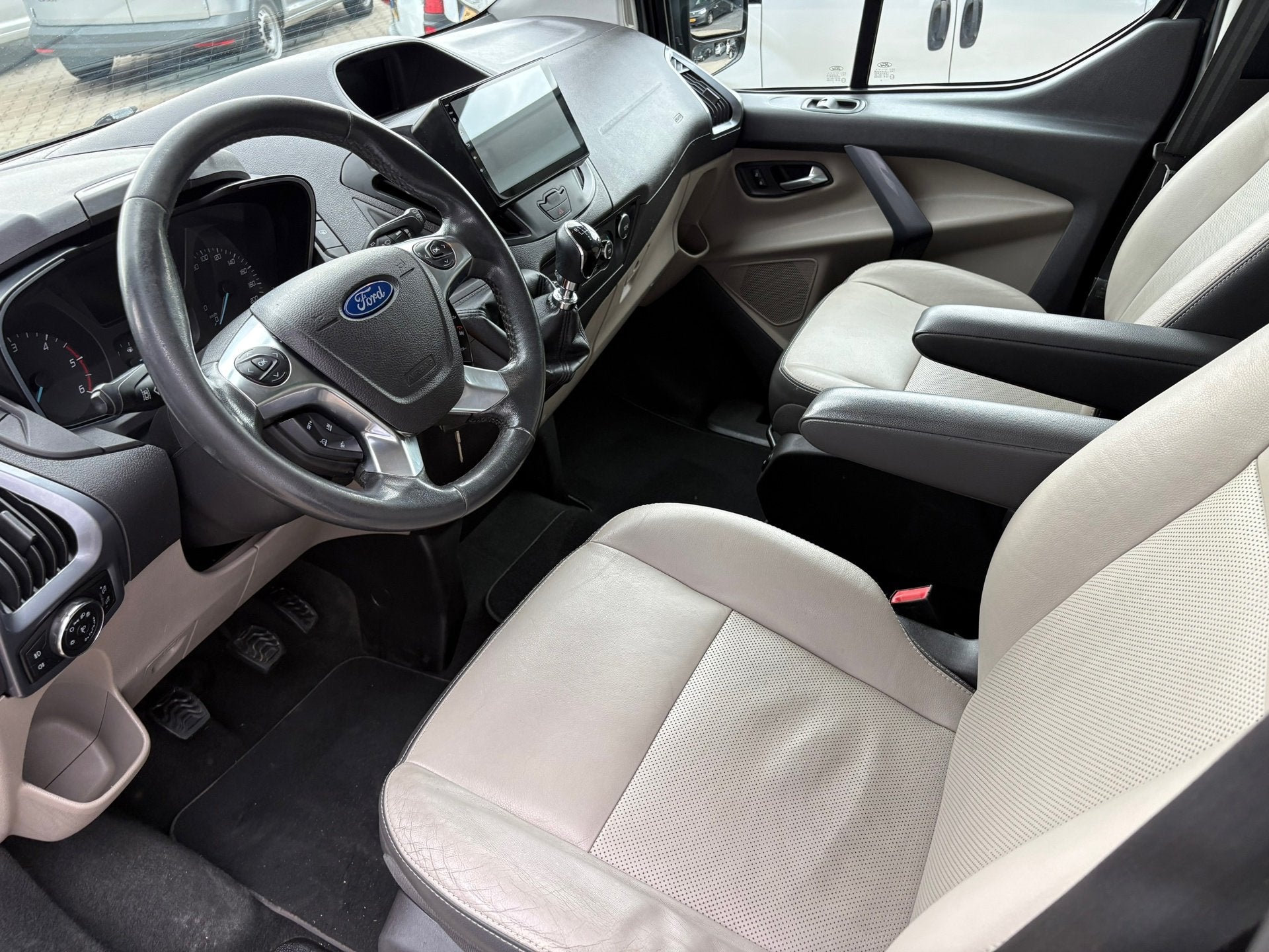 Ford Transit Custom 2.2 TDCI Dubbele Cabine Leer Navigatie, Auto's, Voorwielaandrijving, Gebruikt, Beige, 4 cilinders