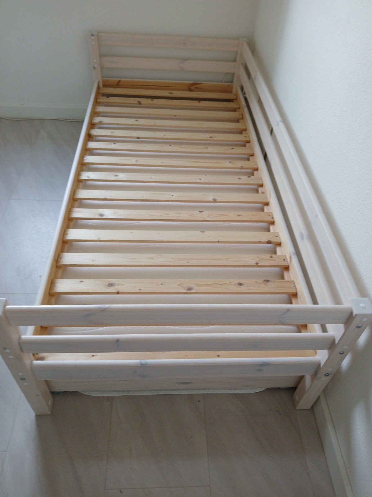 Bedbank Ties met onderschuifbed en matras, Ophalen, 90 cm, Eenpersoons, Wit