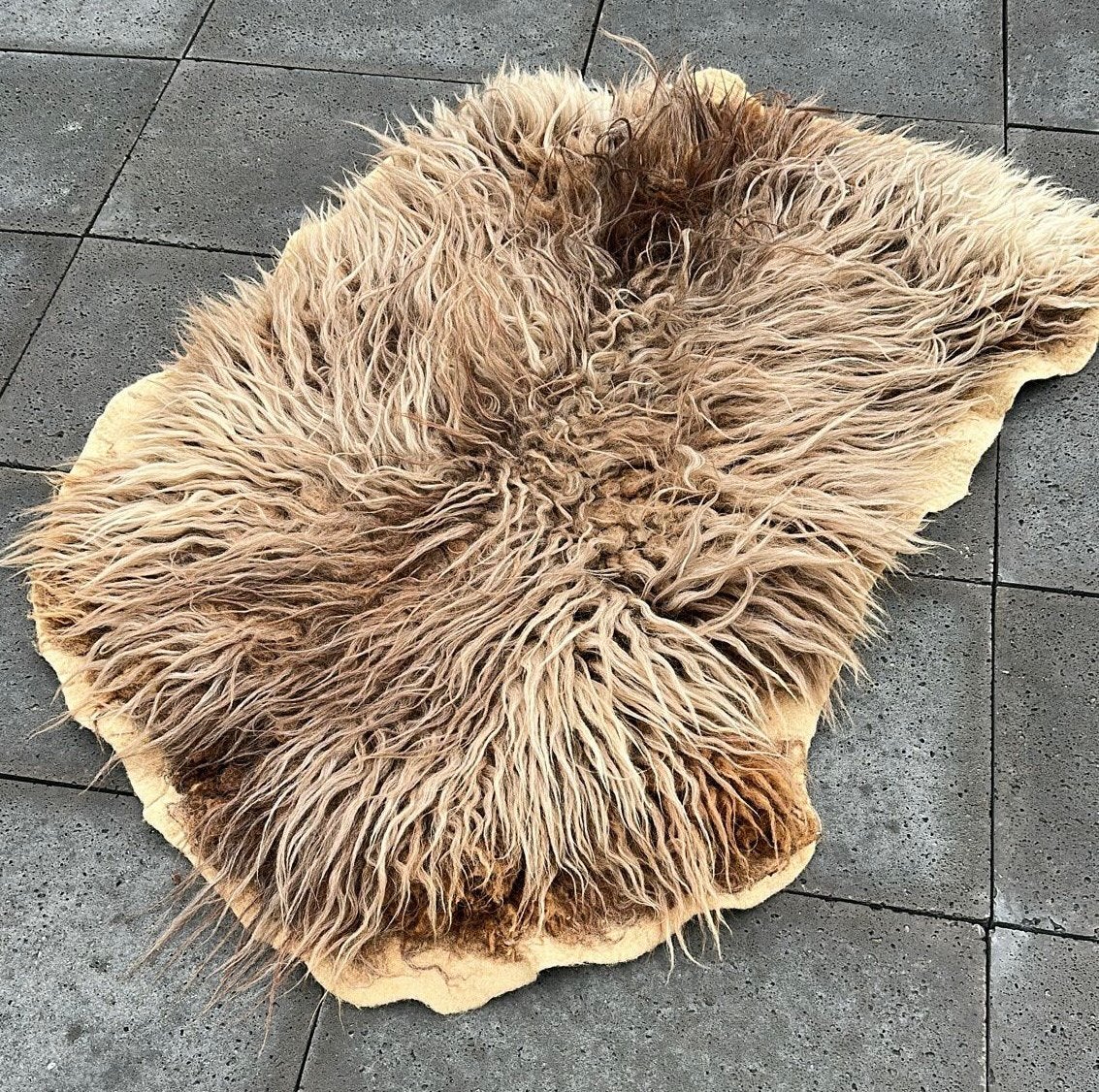 handgevilt vloerkleed van 100% wol  140/100 cm, Huis en Inrichting, Gebruikt, Bruin, Ophalen of Verzenden, Overige vormen