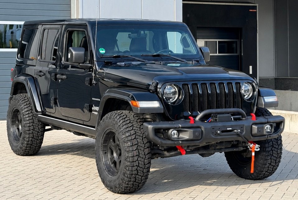 JEEP WRANGLER JL SAHARA EXTREME BLACK 1E EIGENAAR BTW AUTO, Auto's, 4 cilinders, 2500 kg, Zwart, Leder
