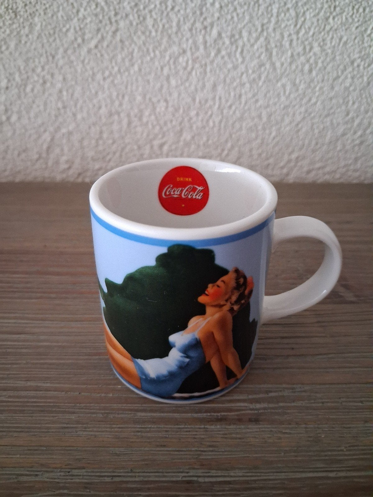 Mooie mini mok Coca Cola pin up, Ophalen of Verzenden, Nieuw, Gebruiksvoorwerp