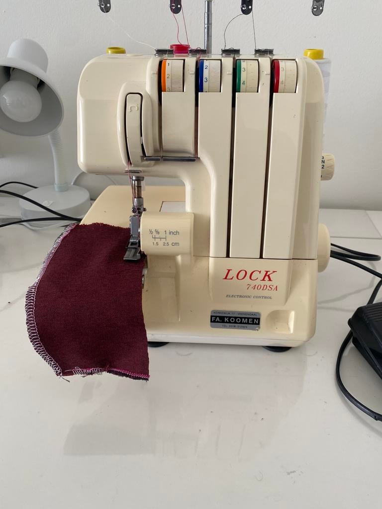 Lockmachine. 740. Dsa., Hobby en Vrije tijd, Naaimachines en Toebehoren, Ophalen of Verzenden, Zo goed als nieuw, Lockmachine