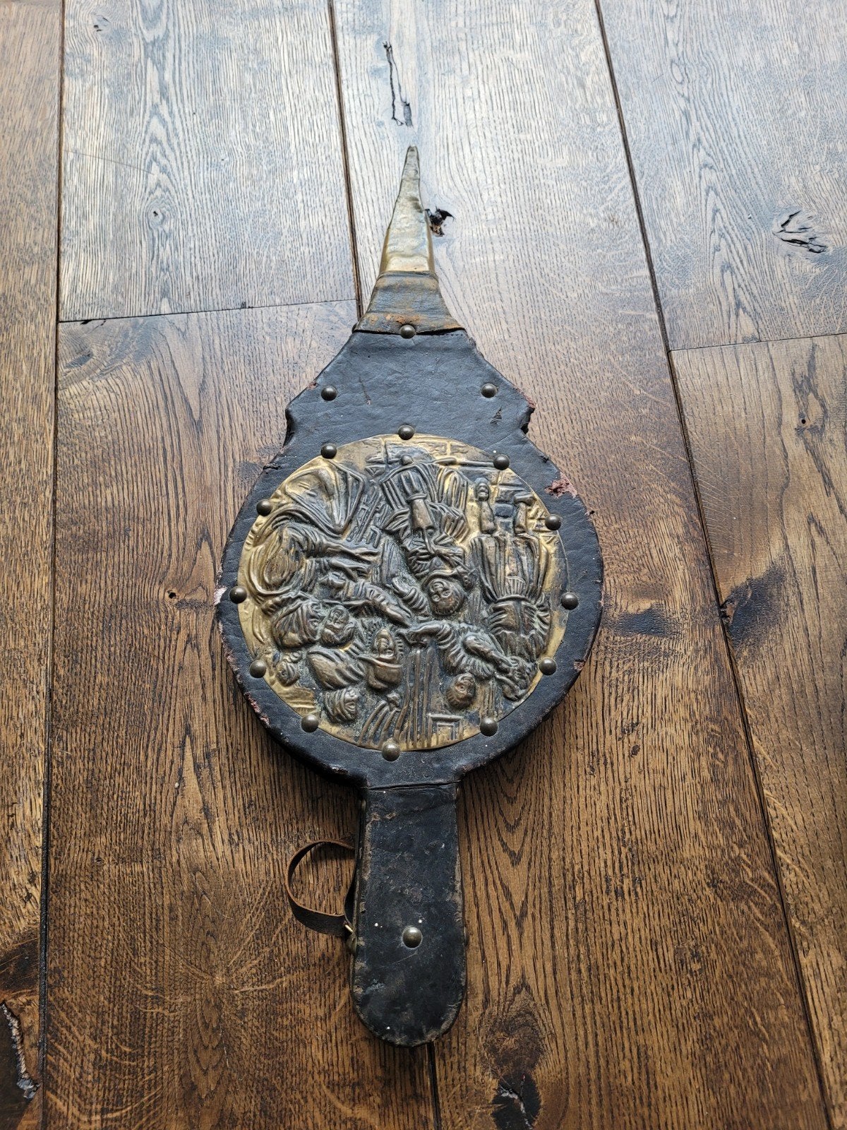 Antieke blaasbalg met reliëfdecoratie, Ophalen