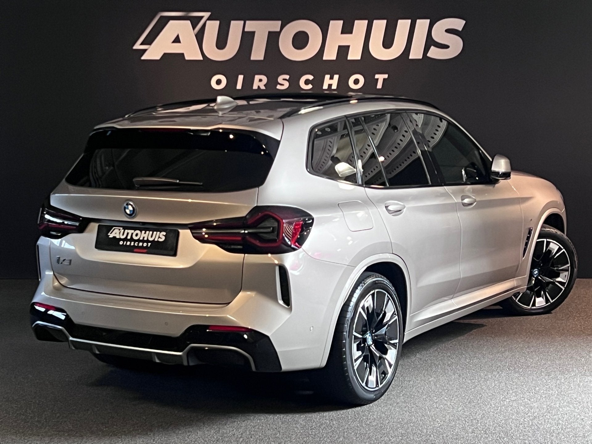 BMW IX3 High Executive 80 kWh Edition M Pano/Laser/Stuurverw, Auto's, BMW, Achterwielaandrijving, Gebruikt, Zwart, 80 kWh