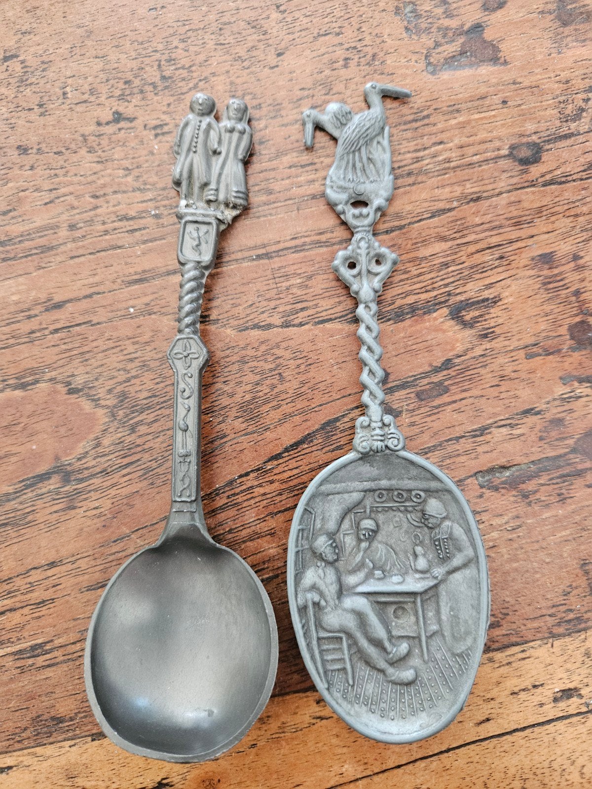 Set van 2 vintage tinnen lepels met decoratieve handvatten, Antiek en Kunst, Antiek | Tin, Ophalen of Verzenden
