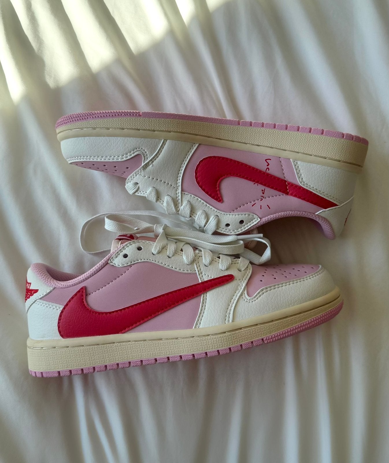 Travis Scott sneakers, Nieuw, Dansschoenen, Ophalen of Verzenden, Roze
