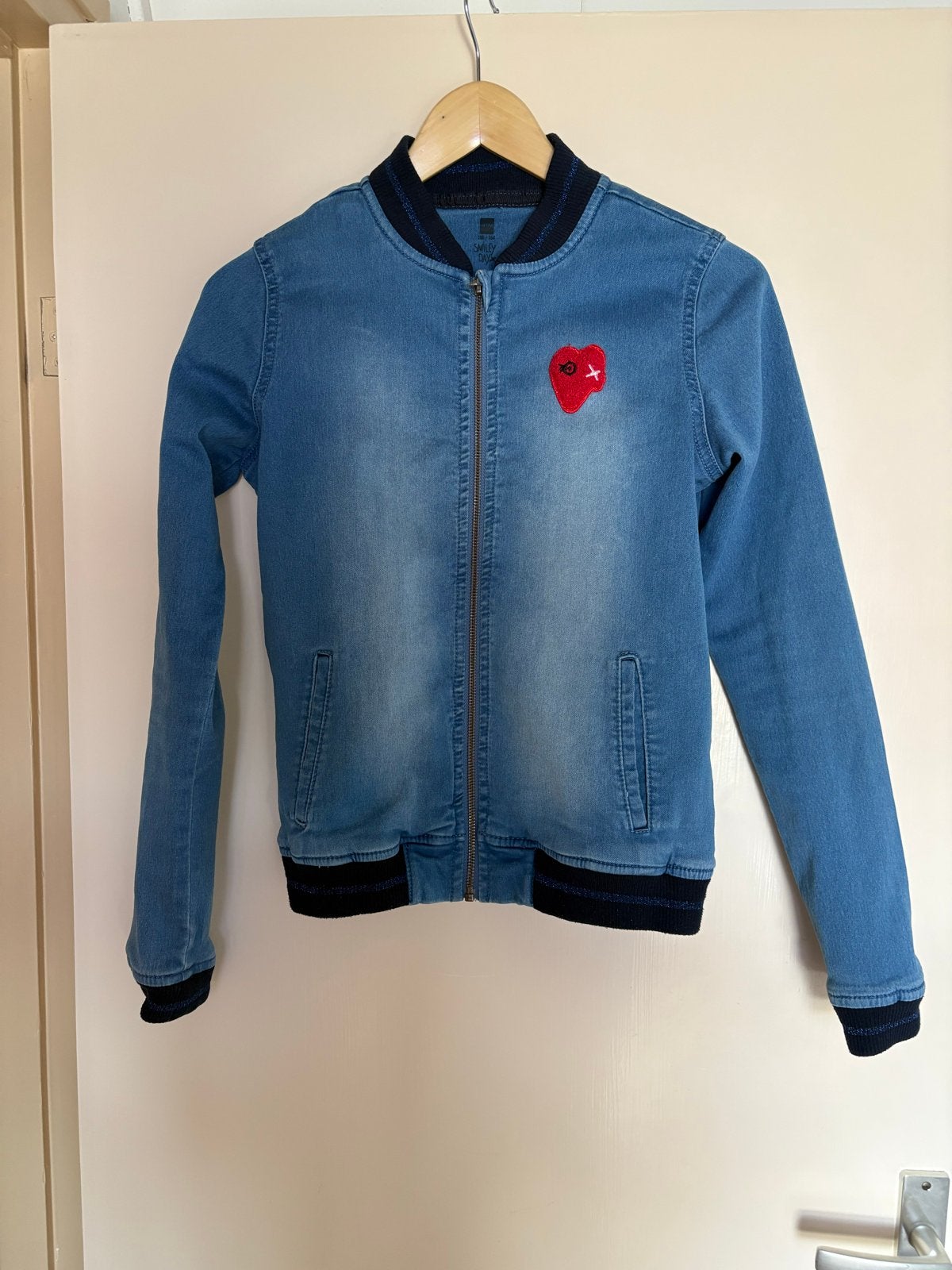 Stoer spijkerjasje met hartje - Maat 158 Hema, Ophalen of Verzenden, Gebruikt, Meisje, Trui of Vest