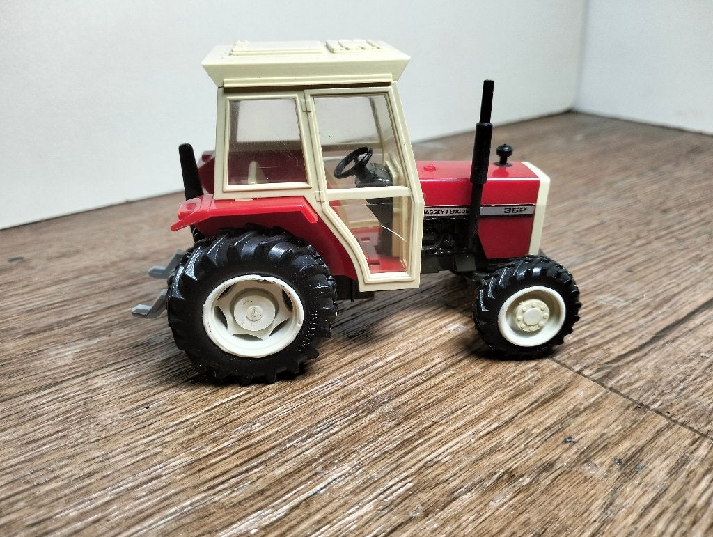 Te koop Britains Massey Ferguson 362.(A), Ophalen of Verzenden, Gebruikt, Bus of Vrachtwagen, Britains