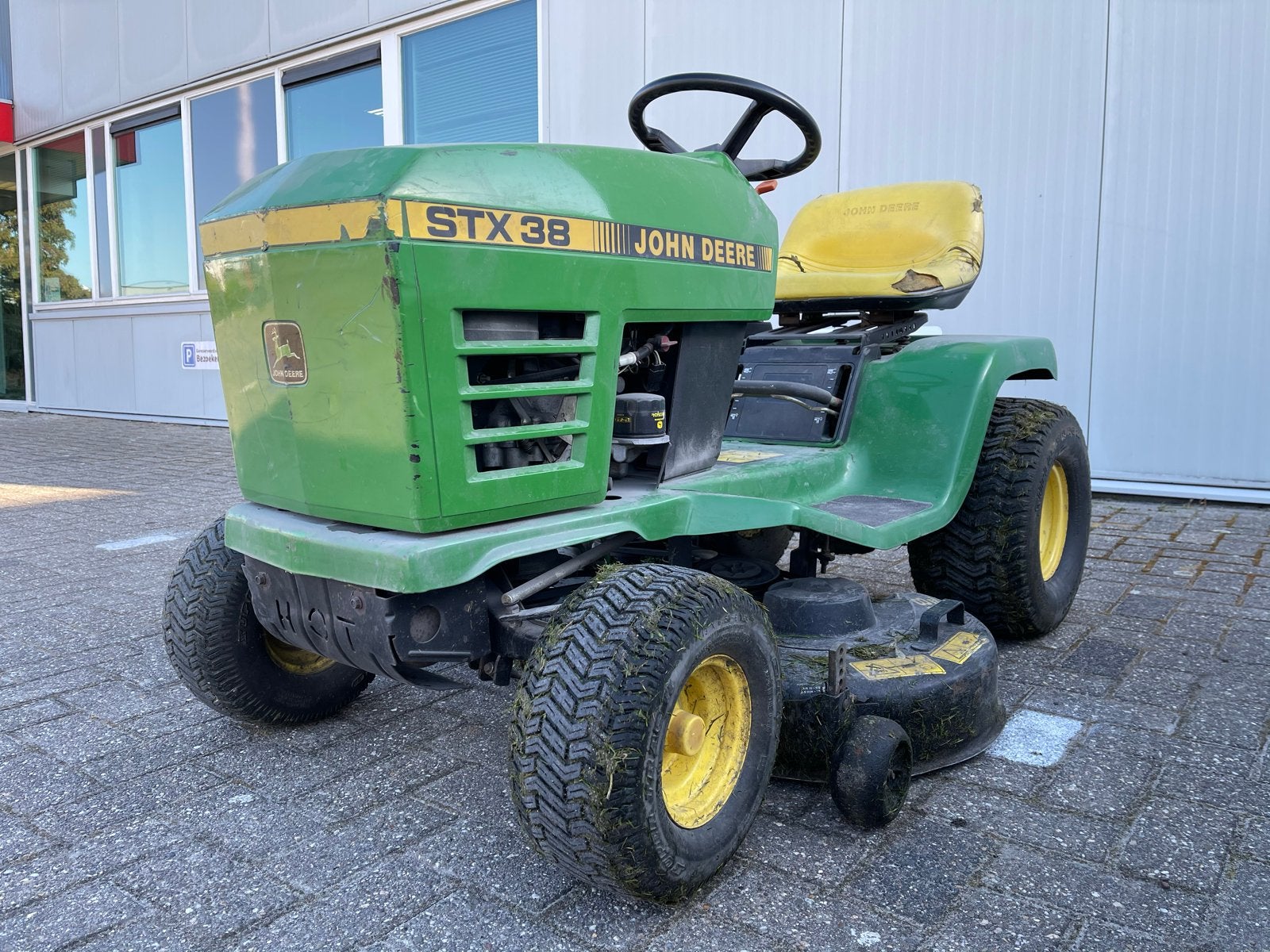 John Deere STX38 Zitmaaier - Krachtig en Betrouwbaar, Ophalen, Cirkelmaaier, Gebruikt, Benzine-grasmaaier