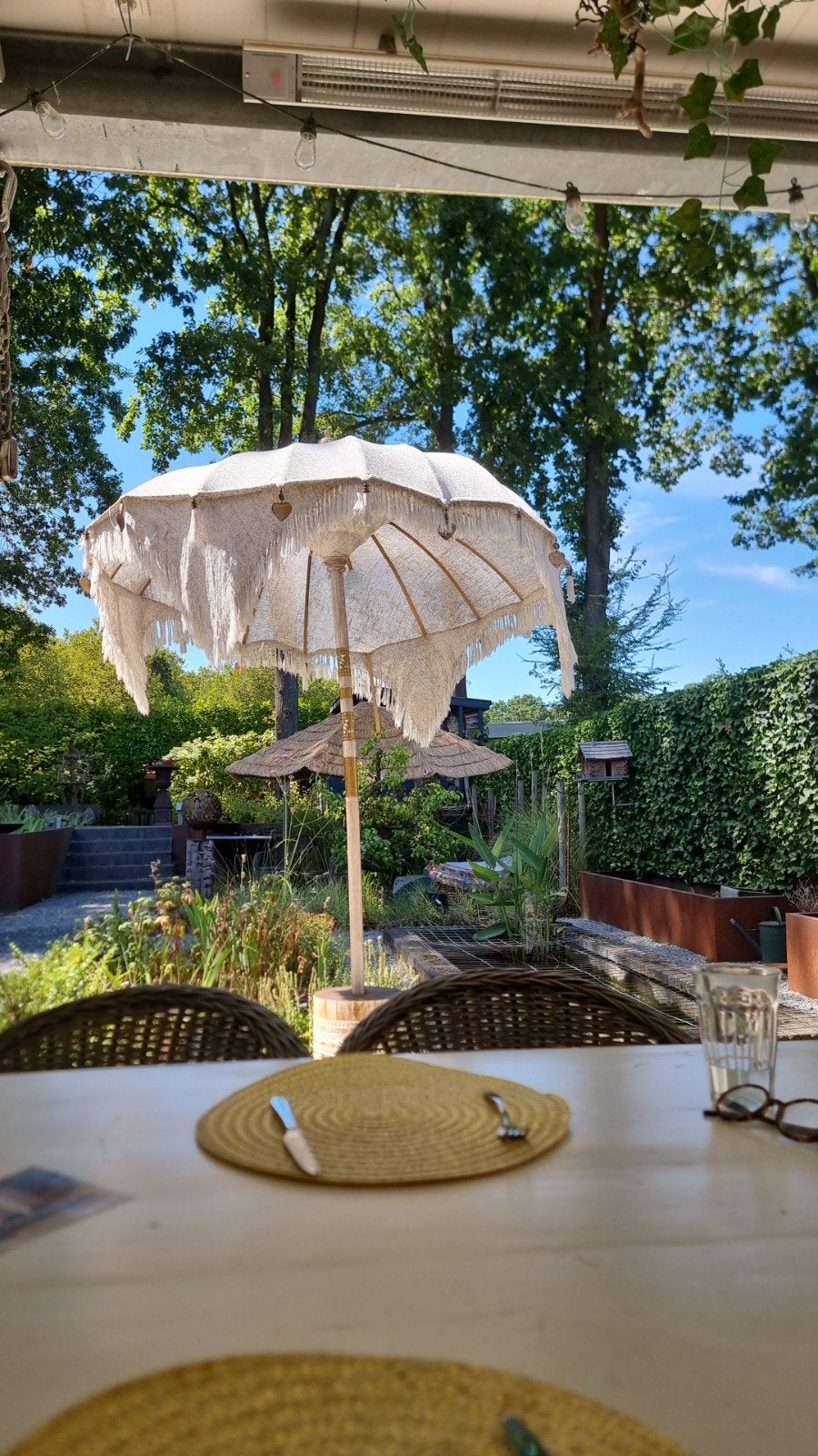 Foto 2 van ibiza parasol met houten handgesneden voet.