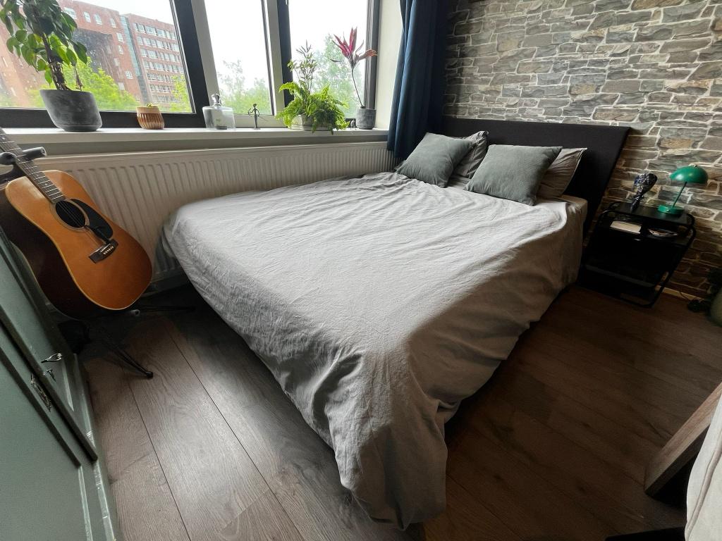 Tweepersoonsbed / twijfelaar 140 x 200, Huis en Inrichting, Slaapkamer | Bedden, Ophalen, Zwart, 140 cm, Zo goed als nieuw