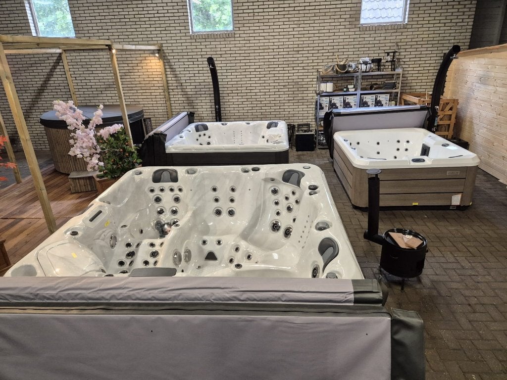 Nieuwe Spa / jacuzzi van Wellnesstub in onze showroom, Ophalen of Verzenden, Nieuw, Trap, Vast
