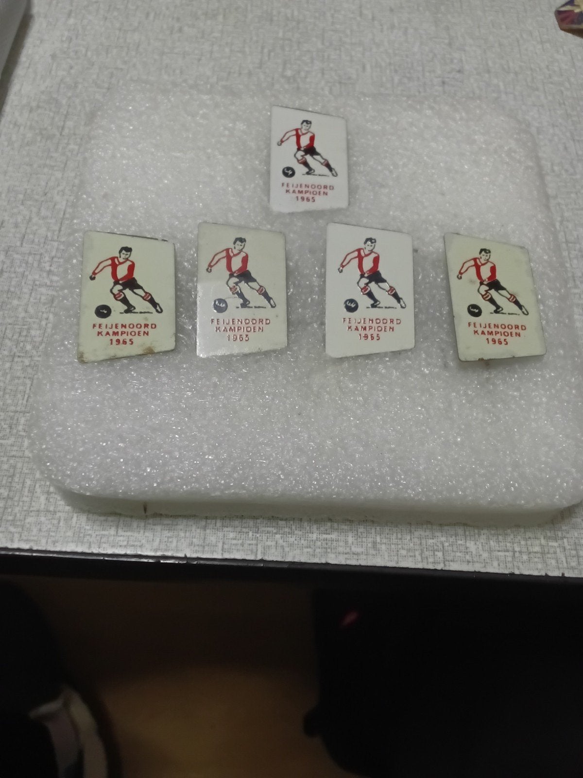5 stuks speldjes van " Feyenoord" kampioen 1965., Verzamelen, Ophalen of Verzenden, Zo goed als nieuw, Sport