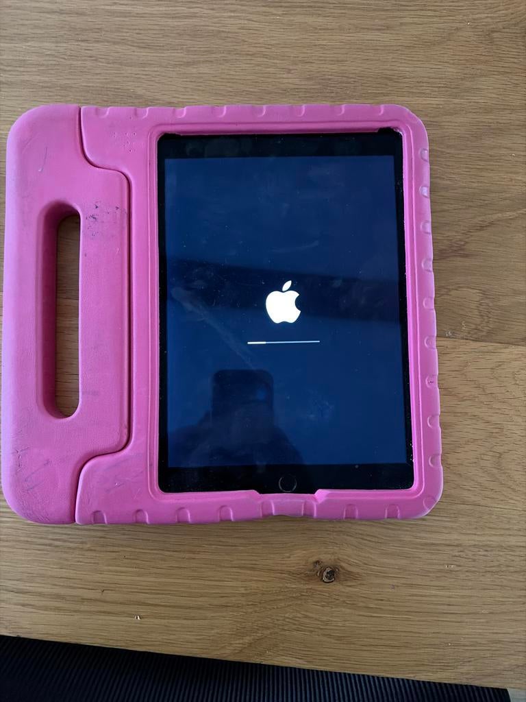 iPad Air 2 met roze hoes, Computers en Software, Tablet-hoezen, ., ., Bescherming voor- en achterkant, Zo goed als nieuw