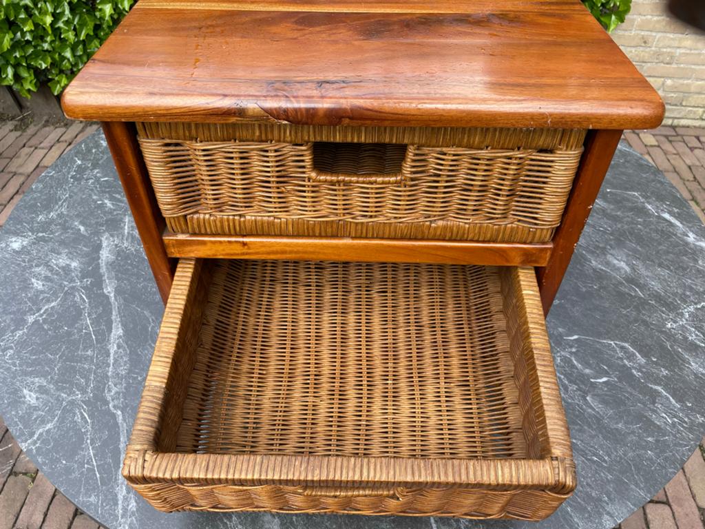 Houten nachtkastje met rieten manden, Huis en Inrichting, Kasten | Ladekasten, Ophalen, Minder dan 50 cm, Gebruikt, 1 of 2 laden