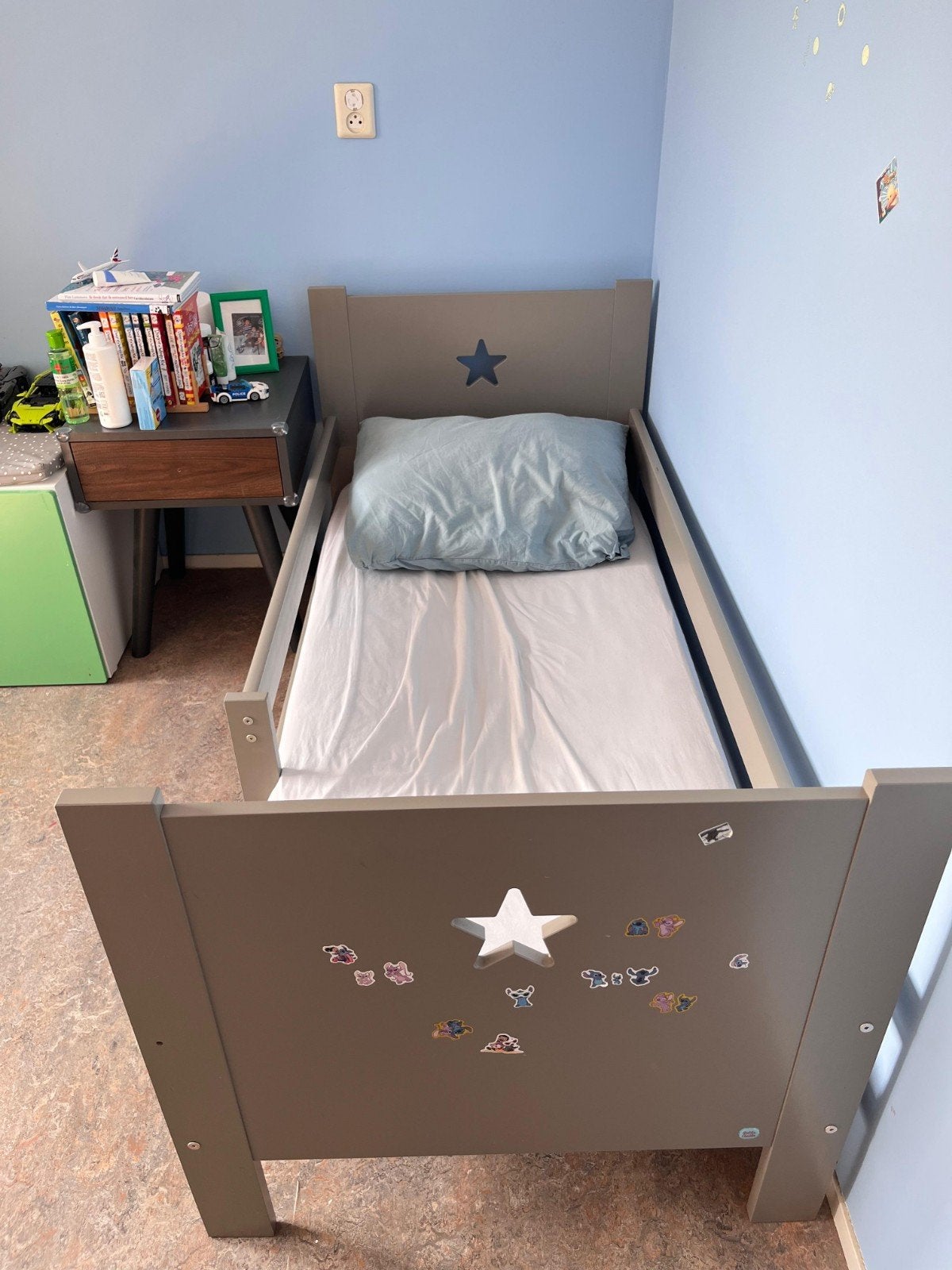 Kinderbed met sterren - Grijs, Kinderen en Baby's, Kinderkamer | Bedden, Ophalen, Gebruikt, 70 tot 85 cm, Matras