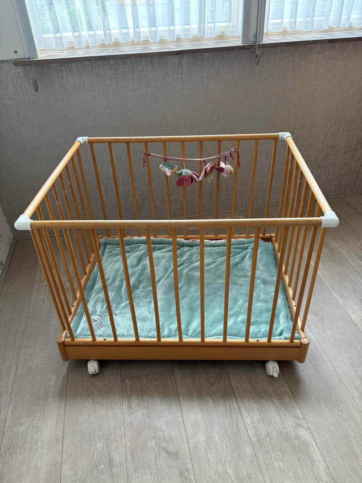Houten box met wieltjes en boxkleed, Ophalen, Gebruikt, Vierkant, Boxkleed