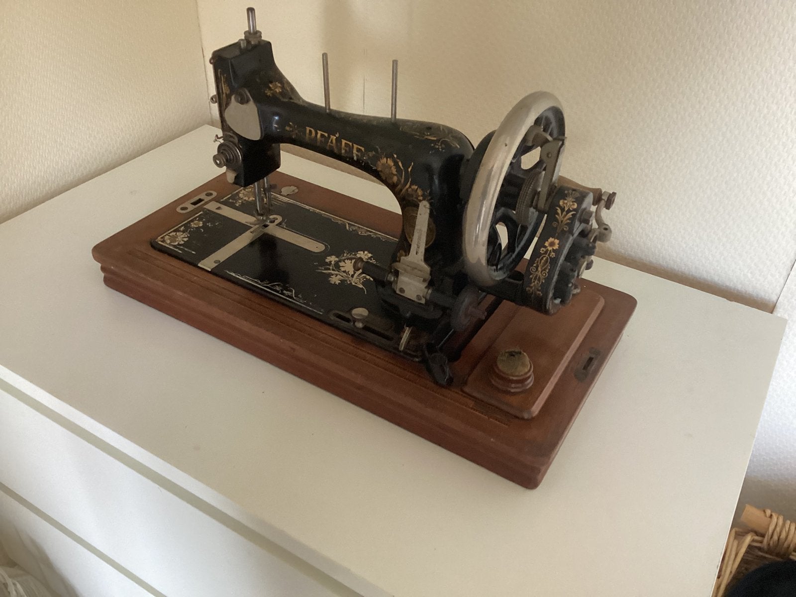 Antieke naaimachine, Ophalen