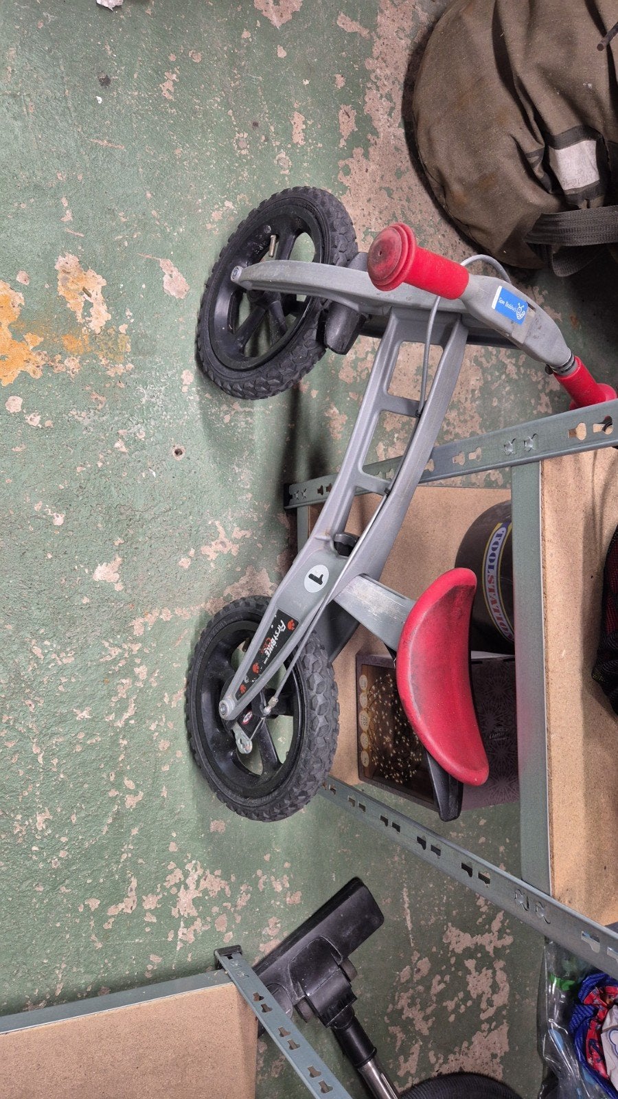 Gratis: FirstBIKE loopfiets - Grijs met rode accenten, Ophalen, Velgrem, FirstBIKE, 16 tot 20 inch