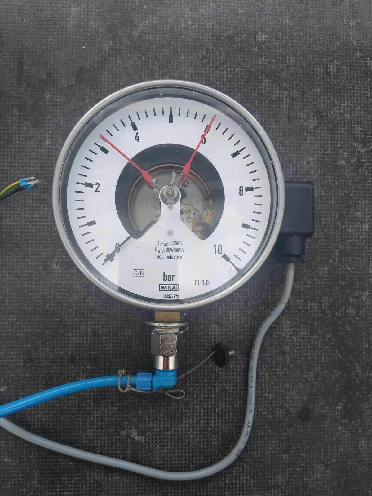 WIKA Industriële Manometer met Schakelcontact (160 mm), Ophalen of Verzenden, Zo goed als nieuw
