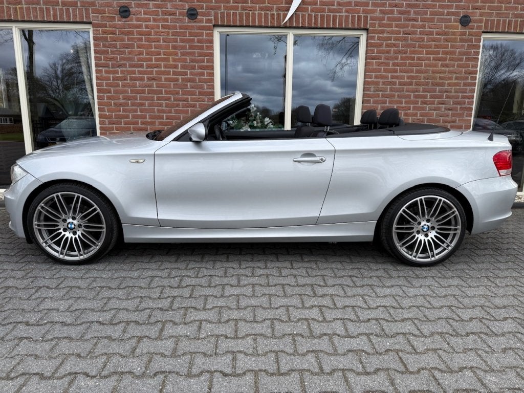 BMW 1 Serie Cabrio 118i Executive Automaat STOELVERW / CLIMA, Auto's, Zwart, Cabriolet, 4 stoelen, 1405 kg