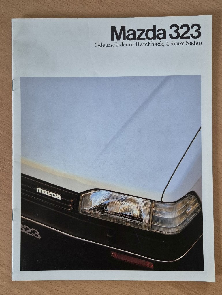 Folder Mazda 323 Nederlandstalig 1989, Ophalen of Verzenden, Gelezen, Mazda