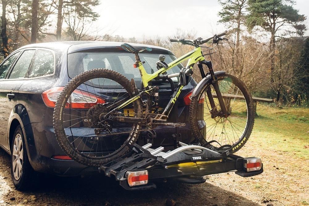 Thule fietsendrager 3 fietsen kantelbaar te huur, Auto diversen, Fietsendragers, Gebruikt, Trekhaakdrager, 3 fietsen of meer, Brede banden