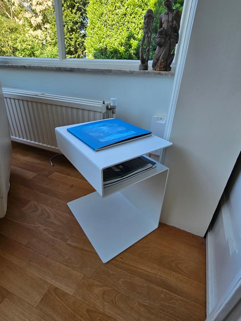 Moderne witte bijzettafel met opbergruimte, Huis en Inrichting, Tafels | Bijzettafels, Minder dan 55 cm, Metaal of Aluminium, Zo goed als nieuw