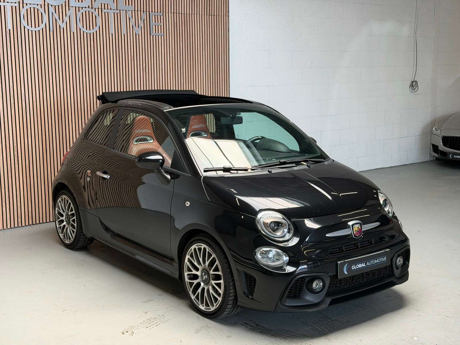 Fiat 500 1.4 T-Jet Abarth 595 - CABRIO - LEDER - PDC, Voorwielaandrijving, Euro 6, Zwart, Leder