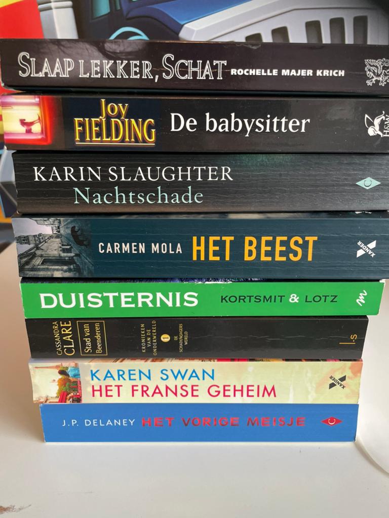 Karin Slaughter Karen Swan J.P Delany etc, Ophalen of Verzenden, Zo goed als nieuw