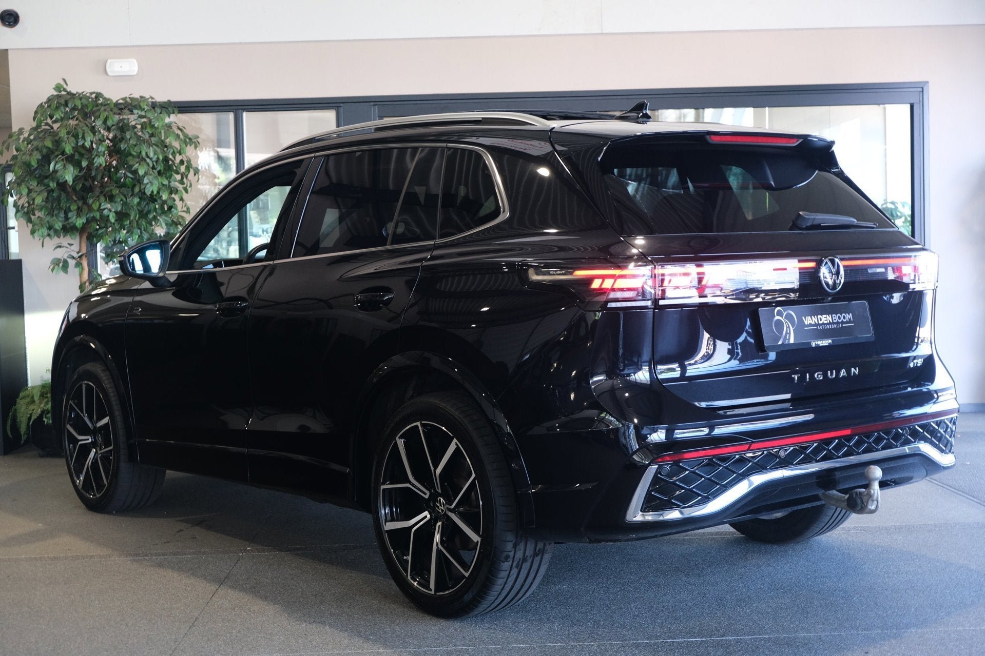Volkswagen Tiguan 1.5 eTSI 2x R-Line DSG Pano IQ Matrix Trek, 4 cilinders, 150 pk, Zwart, Origineel Nederlands