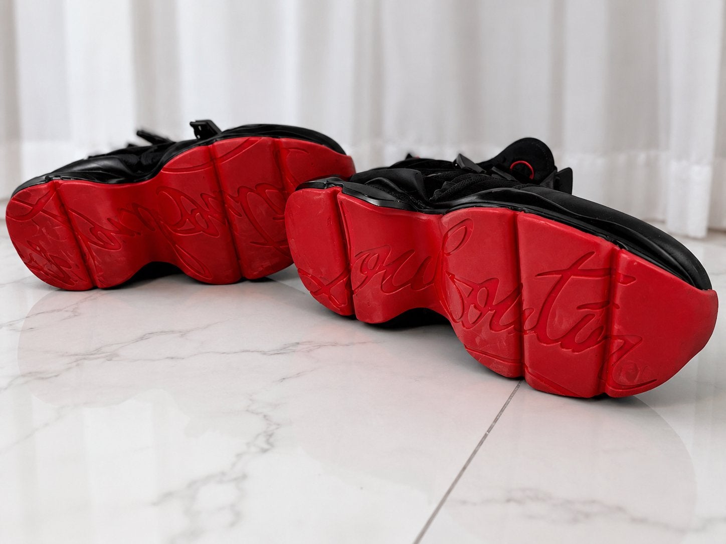 Christian Louboutin Sneakers - Zwart/Rood - Klein beetje bes, Kleding | Dames, Schoenen, Ophalen of Verzenden, Gedragen, Zwart