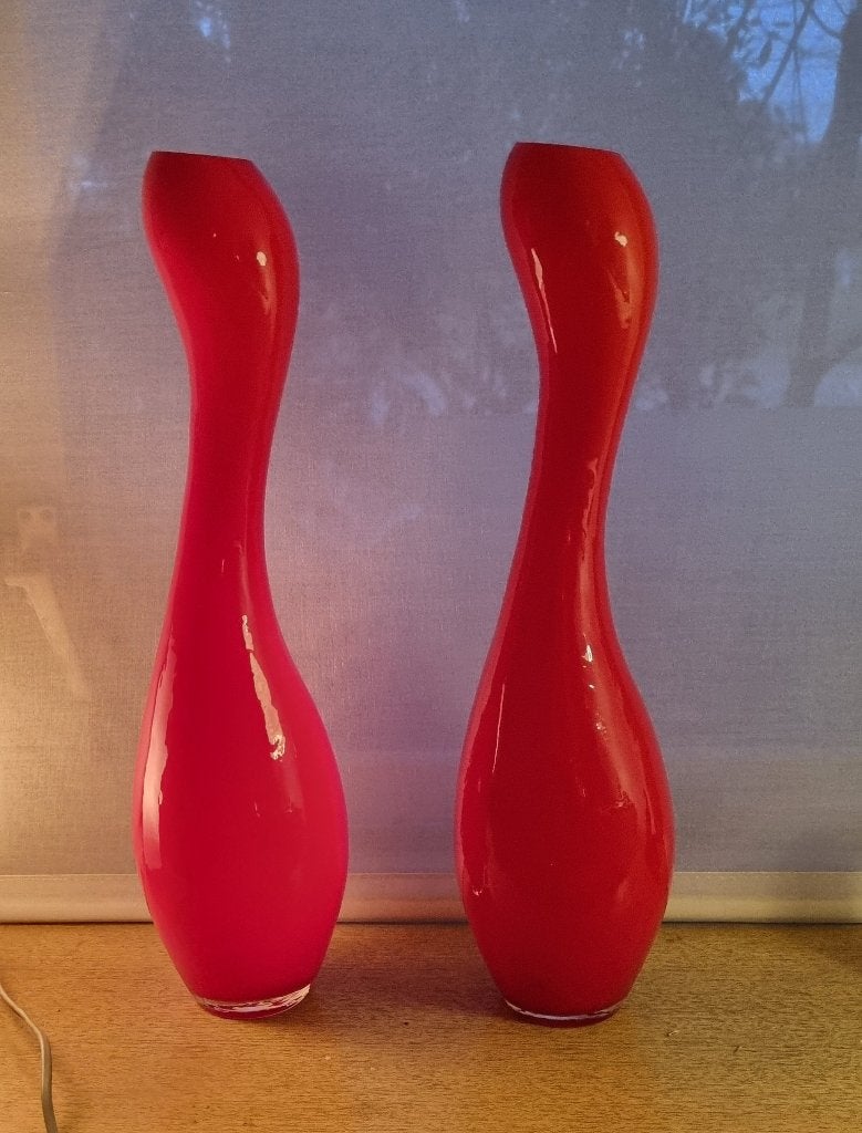 2 APPARTE RODE GLAZEN DECORATIE VAZEN CQ FLESSEN., Overige kleuren, Nieuw, Ophalen of Verzenden, Glas
