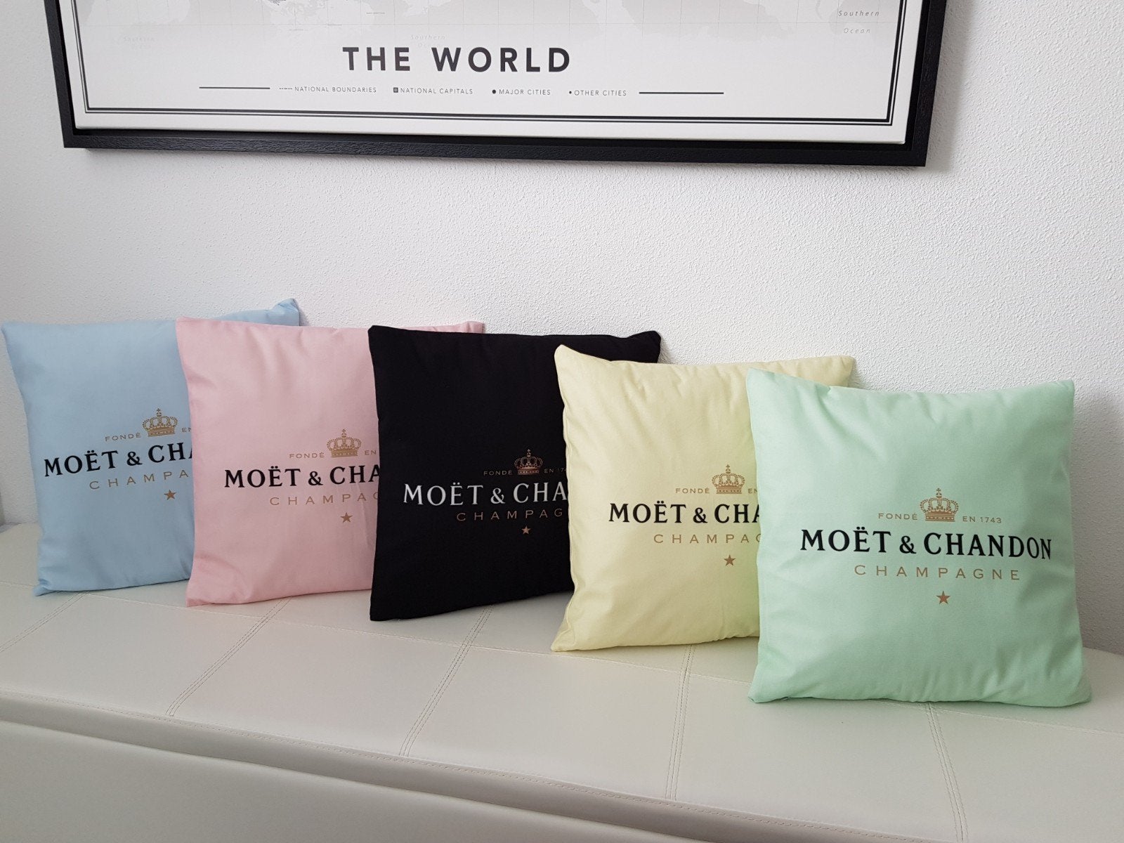 Pastelkleuren leuke kussenhoesjes van MOËT & CHANDON ‼️, Ophalen of Verzenden, Nieuw, Vierkant