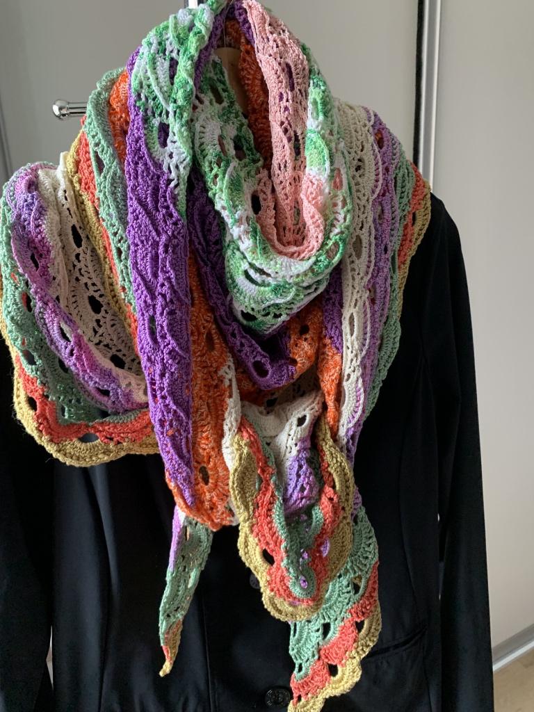 Driehoek sjaal gehaakt van heel dun garen op haaknaald 1,75., Hobby en Vrije tijd, Breien en Haken, Ophalen of Verzenden, Nieuw