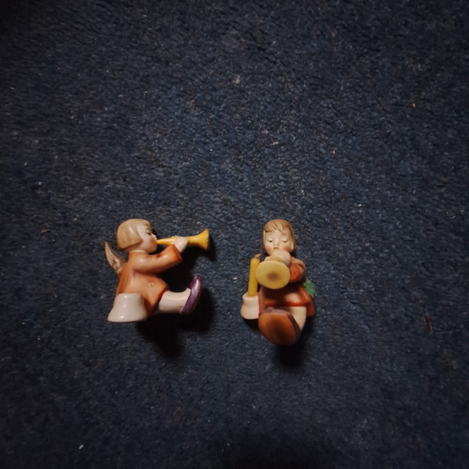 Twee Hummel beeldjes van engeltjes met instrumenten, Ophalen of Verzenden, Gebruikt